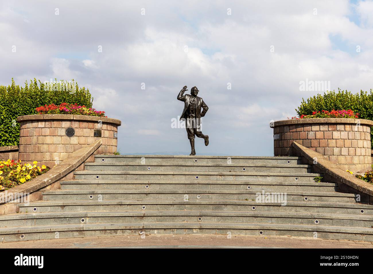 Eric Morecambe, Morecambe, Lancashire, Regno Unito, Inghilterra, statua di Eric Morecambe, statua, memoriale, città di Morecambe, Morecambe Regno Unito, Morecambe e Wise Foto Stock