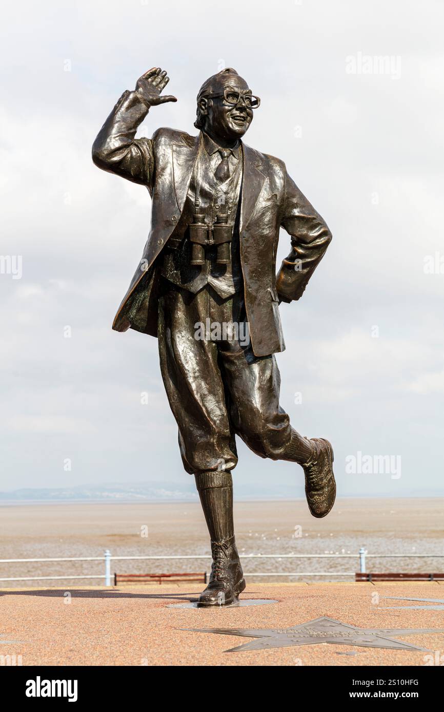 Eric Morecambe, Morecambe, Lancashire, Regno Unito, Inghilterra, statua di Eric Morecambe, statua, memoriale, città di Morecambe, Morecambe Regno Unito, Morecambe e Wise Foto Stock