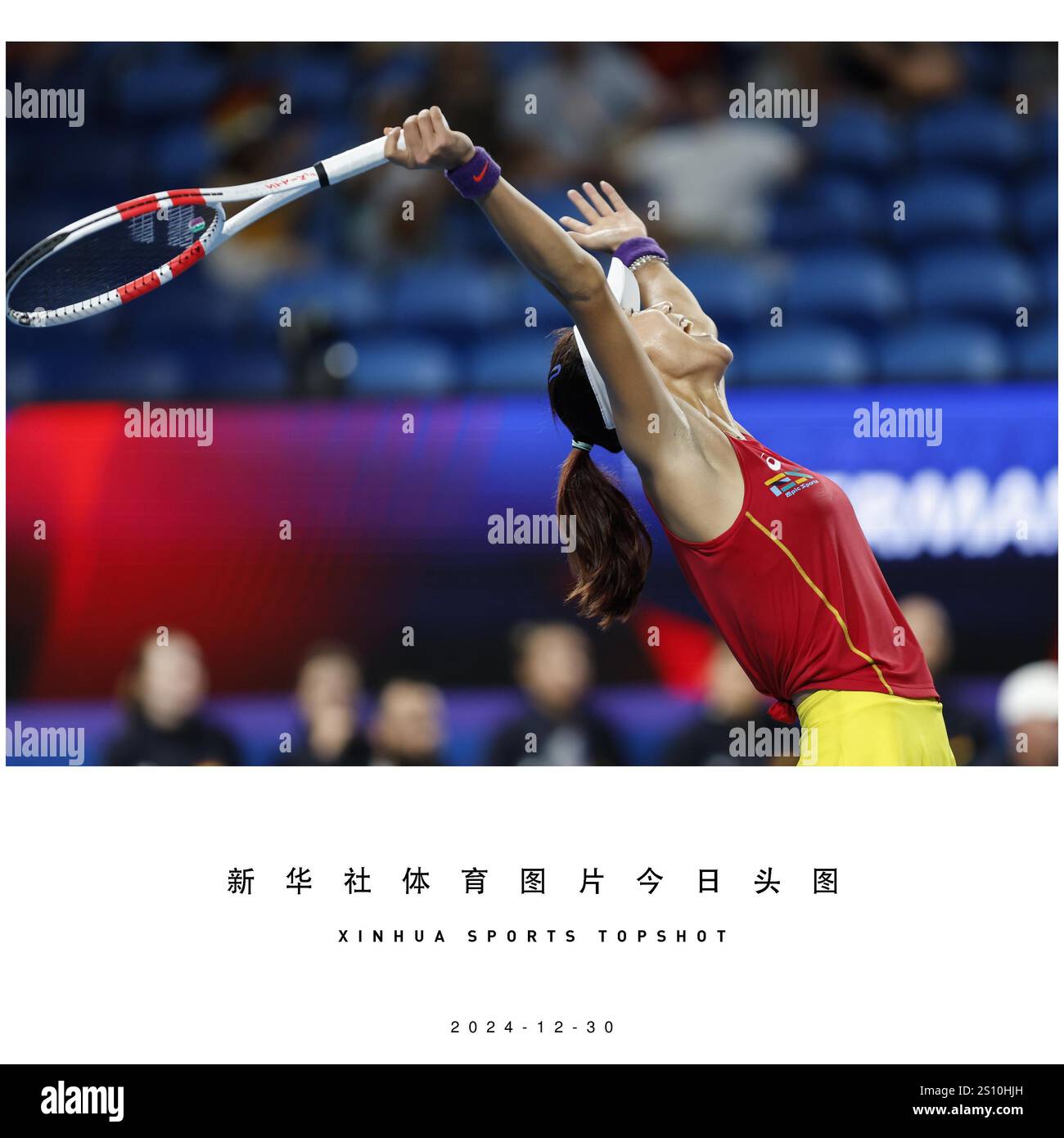 Pechino, Australia. 30 dicembre 2024. Gao Xinyu della Cina celebra la vittoria del match singolo femminile contro Laura Siegemund della Germania nel girone e tra Cina e Germania al torneo di tennis United Cup 2025 a Perth, Australia, 30 dicembre 2024. Credito: Ma Ping/Xinhua/Alamy Live News Foto Stock