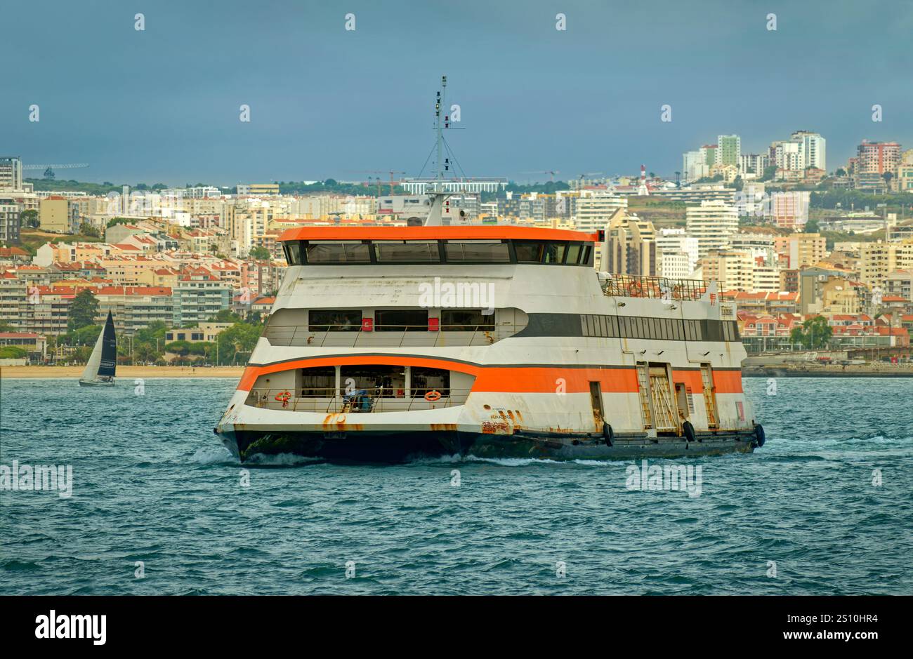 Da Belem a Trafaria tramite traghetto Brandao che attraversa il fiume Tago a Lisbona in Portogallo. Foto Stock