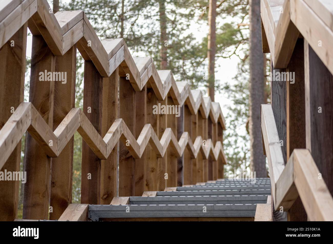 La parte della scala è naturalmente realizzata in legno e metallo. Sono progettati in una forma a zig-zag, che conferisce loro un aspetto insolito. Le scale sono l Foto Stock
