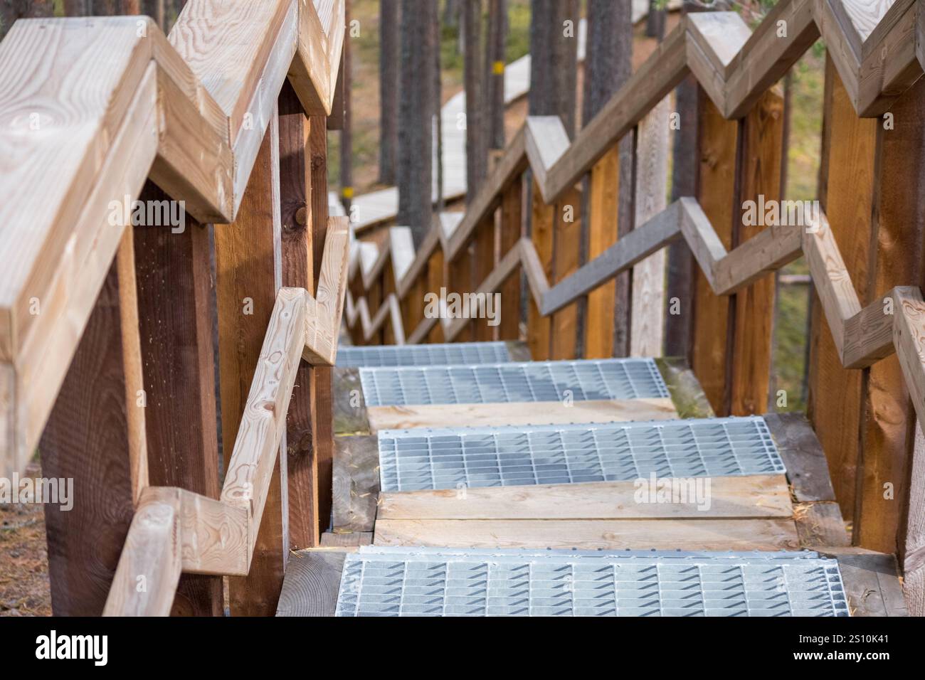 La parte della scala è naturalmente realizzata in legno e metallo. Sono progettati in una forma a zig-zag, che conferisce loro un aspetto insolito. Le scale sono l Foto Stock