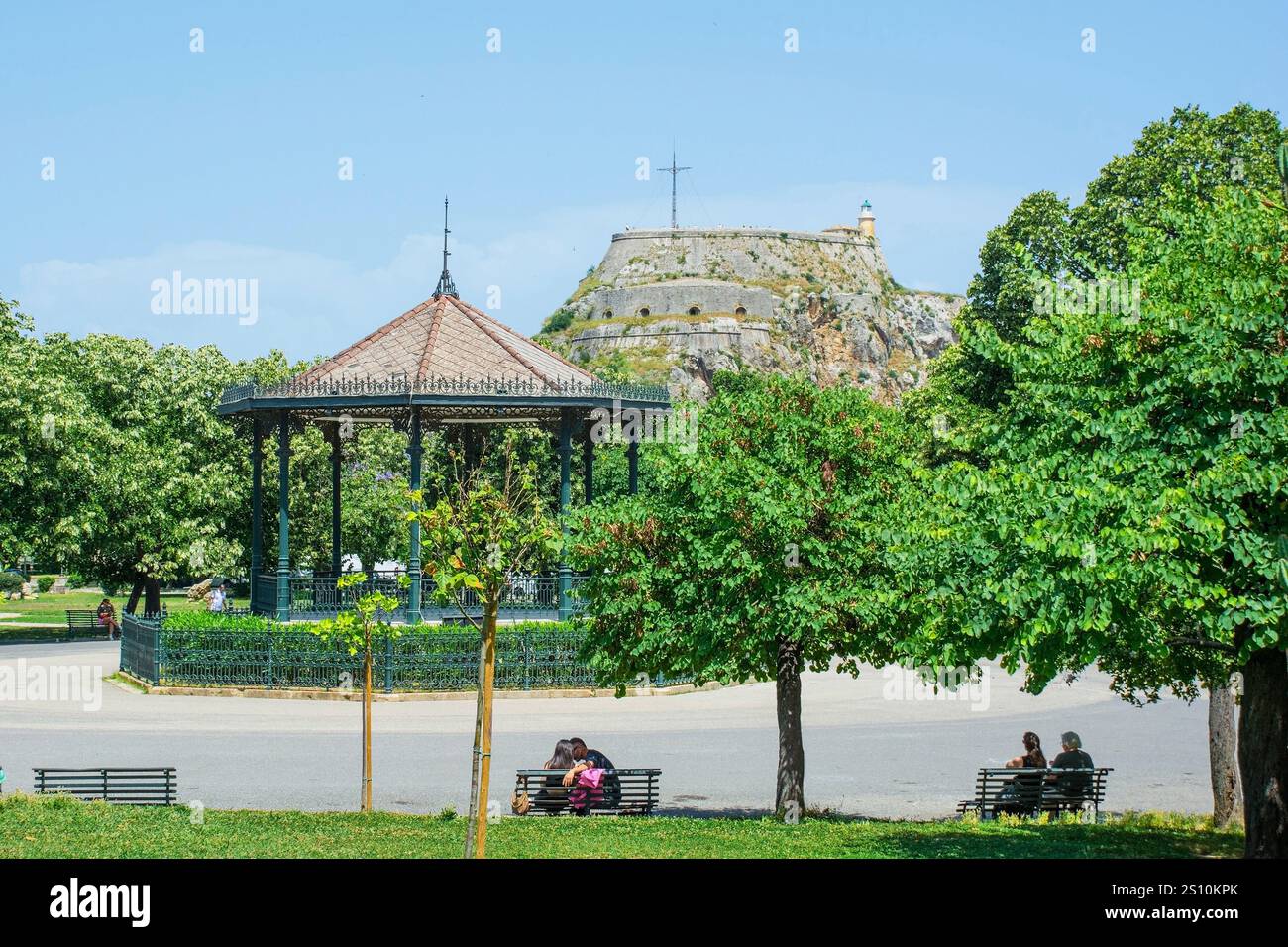 Corfù, Grecia - 6 giugno 2024. Il Padiglione della musica Spianada nel Parco Platia Leonida Vlachou nel centro della città Vecchia di Corfù. La Fortezza vecchia fa da sfondo Foto Stock