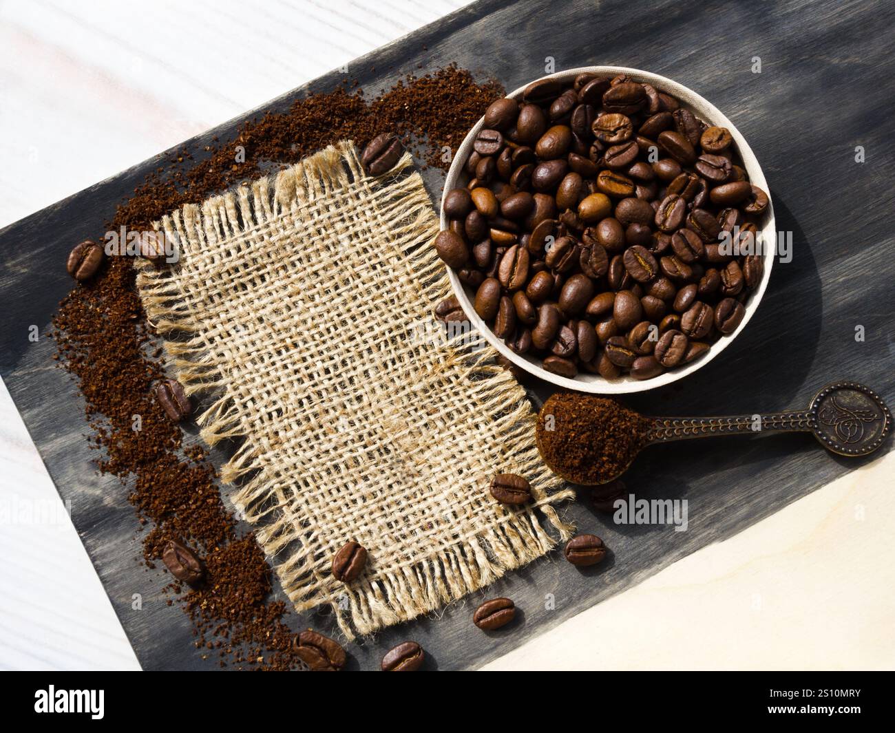 Cono di caffè con caffè macinato sdraiato sui chicchi di caffè sul burlap. Menu di bevande a base di caffè. Foto Stock