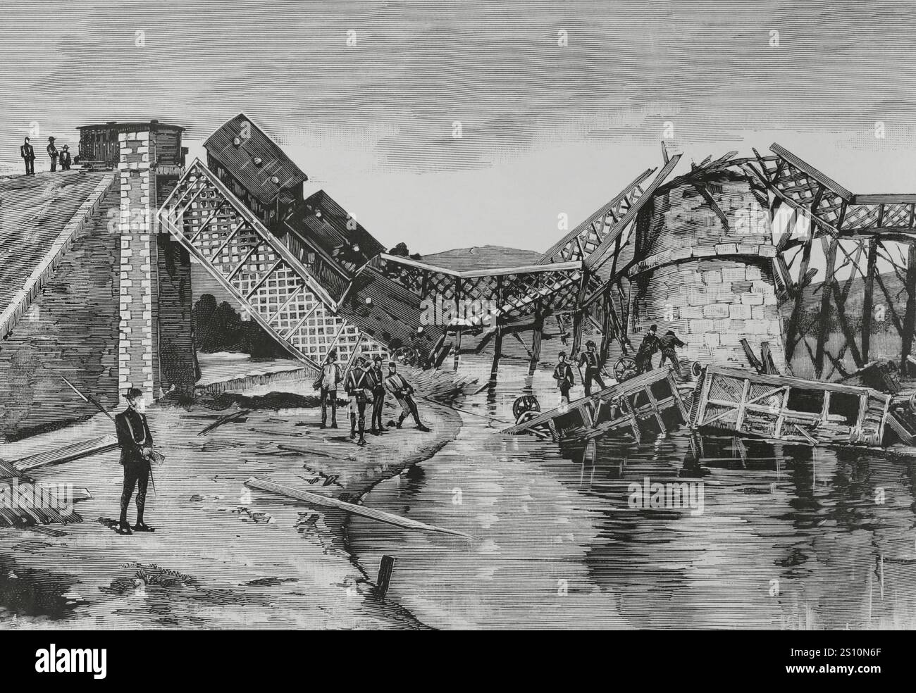 Storia della Spagna. Disastro del ponte di Alcudia. Situato al chilometro 279 della linea ferroviaria da Madrid a Ciudad Real e Badajoz, tra le stazioni di Almadenejos e Chillon. Il ponte crollò improvvisamente nelle prime ore del 27 aprile 1884, quando passò il treno misto numero 51, facendo precipitare la locomotiva, il tender, quattro gabbie di bestiame e sette vagoni con numerosi passeggeri sul fondo del fiume. Cinquantanove persone hanno perso la vita, la maggior parte dei quali hanno recentemente dimesso soldati. Disegno di Manuel Alcazar. Incisione di Rico. Dettagli. La Ilustracion Espanola y americana (gli spagnoli e gli americani Foto Stock