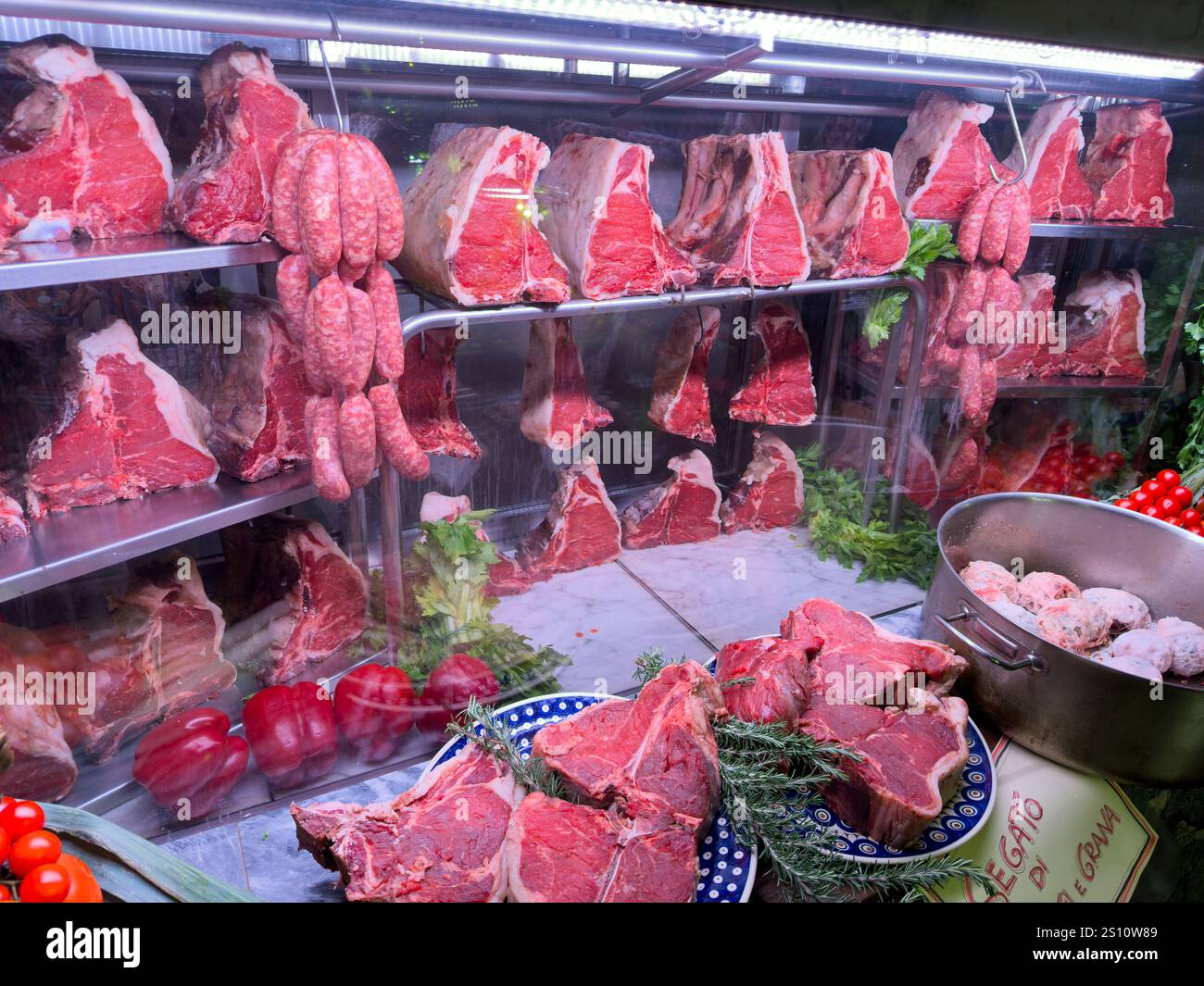 Tagli di carne disponibili presso il Perseus, ristorante che serve piatti tipici fiorentini e toscani a Firenze, Italia. Foto Stock