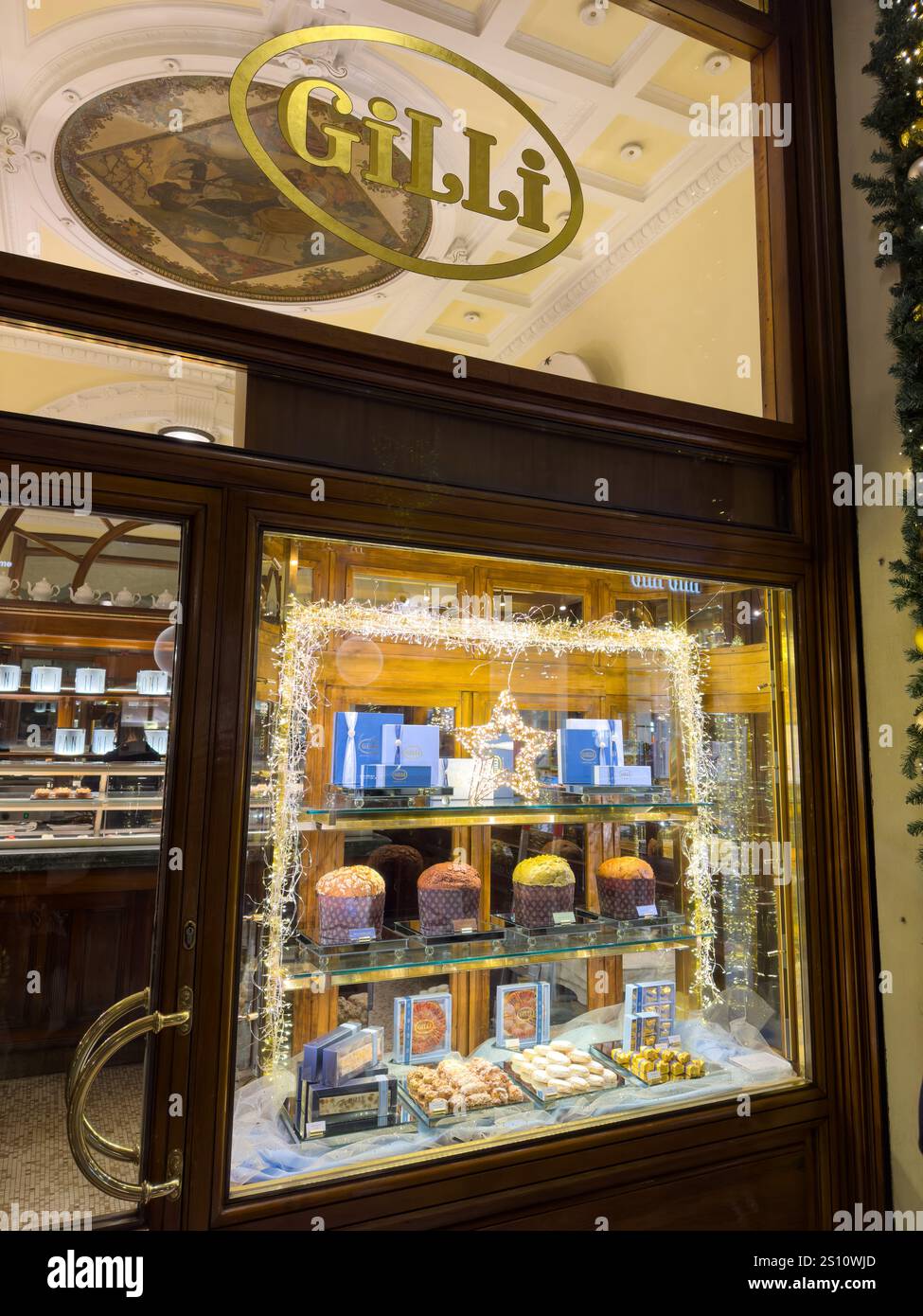 Dolci e caramelle in vetrina in vendita al caffè Gilli in Piazza della Repubblica a Firenze, Italia. È il caffè più antico di Firenze, fondato nel 1733. Foto Stock