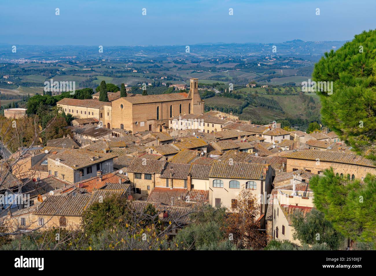 L'esterno della Chiesa di Sant'Agostino in Piazza San Agostino. San Gimignano, Italia. Foto Stock