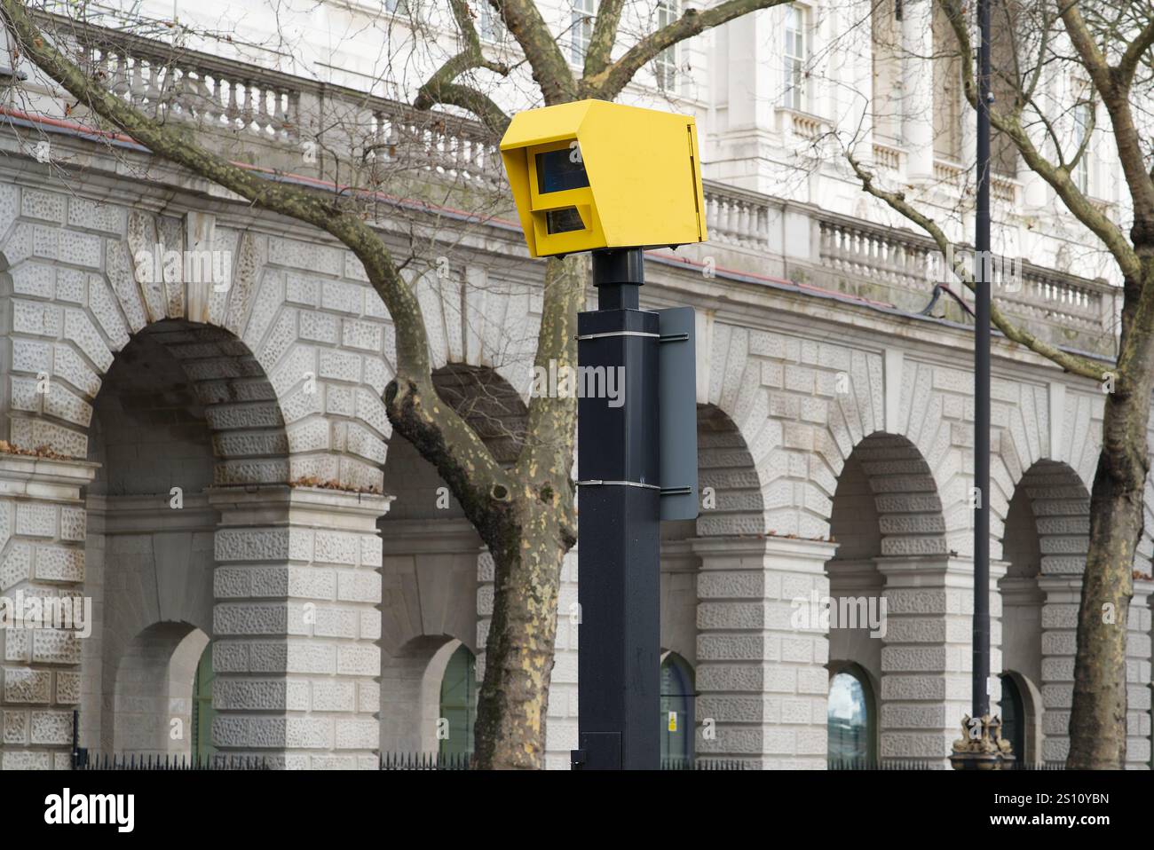Speed camera gialla su un palo nero a Londra Foto Stock