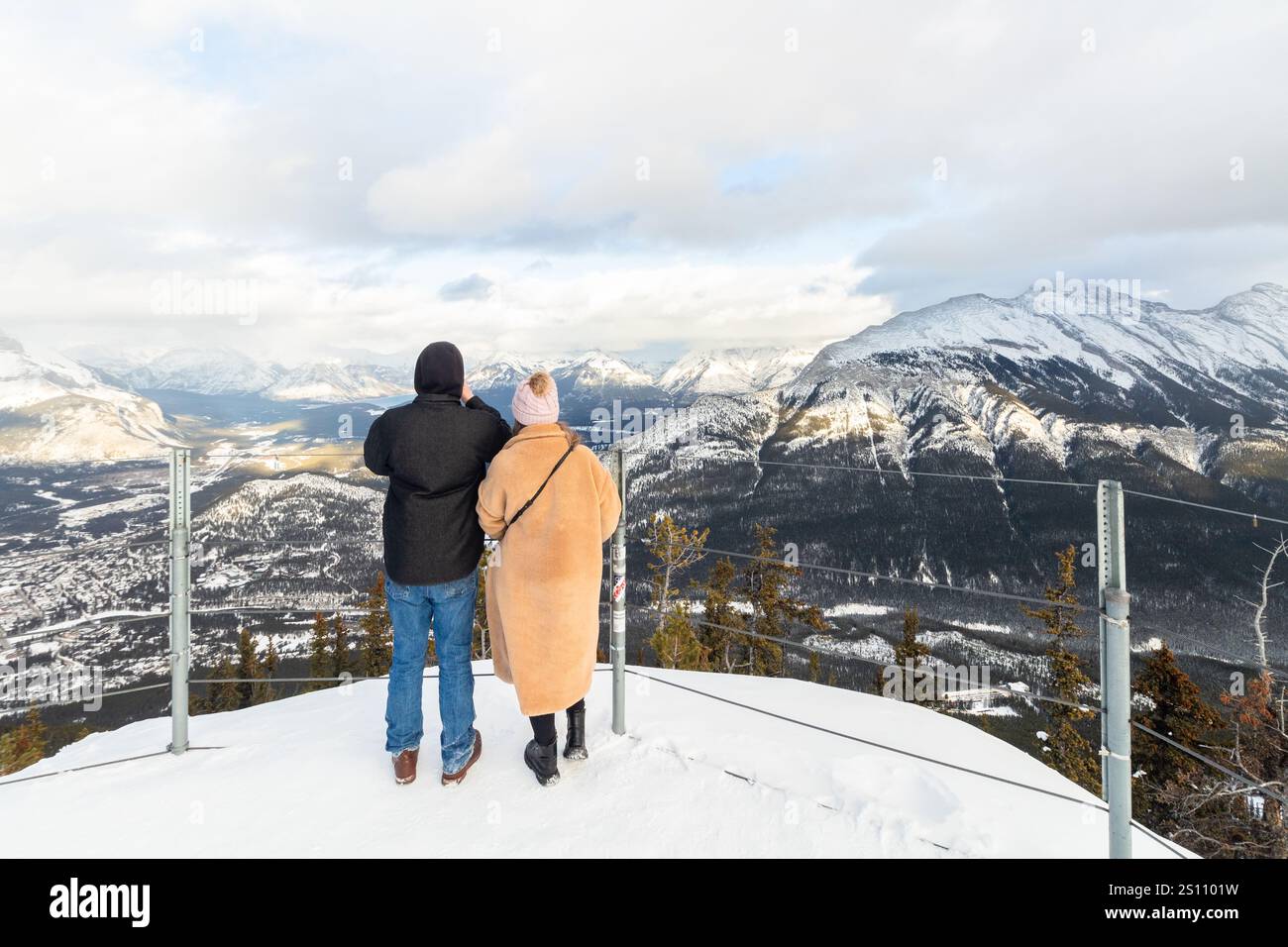 I turisti salgono le scale di legno fino alla Sulphur Mountain Cosmic Ray Station per godersi la vista invernale del Parco Nazionale di Banff in Alberta, Canada Foto Stock