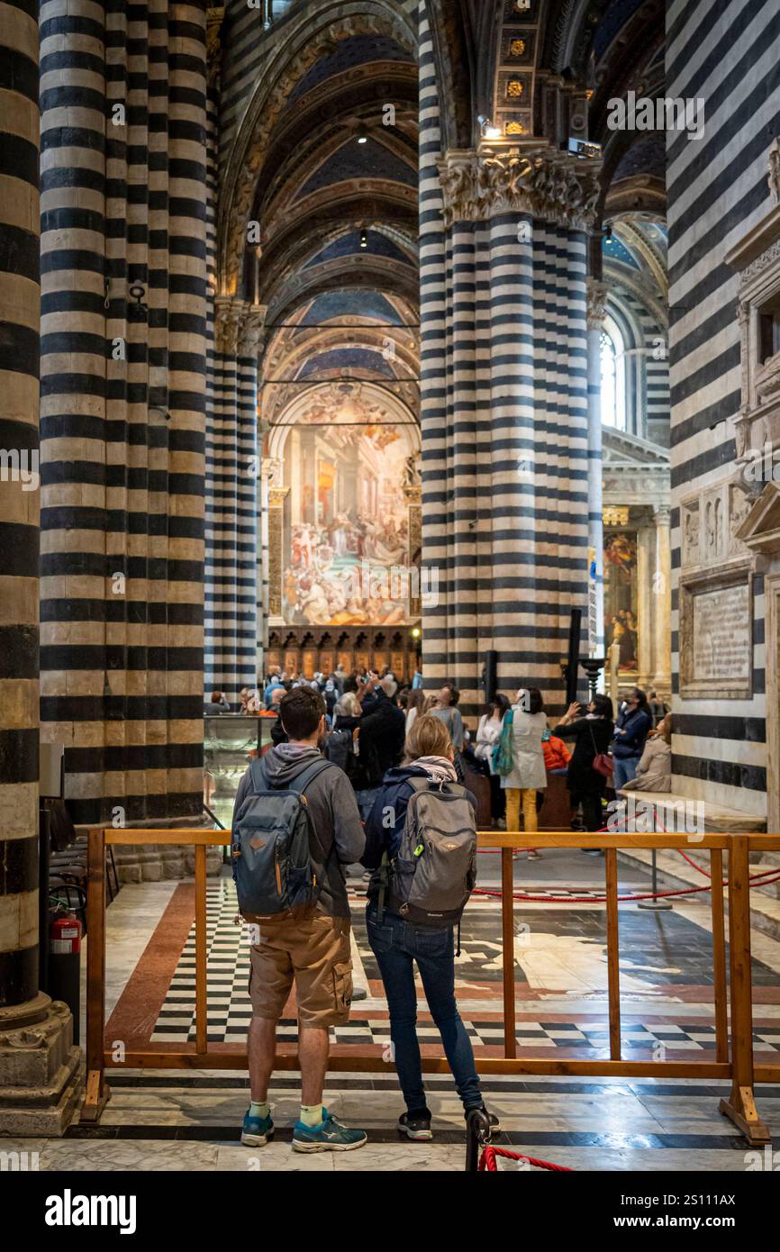 Due persone ammirano gli affreschi all'interno della Cattedrale di Siena. Siena, Toscana, Itlay, Europa. Foto Stock