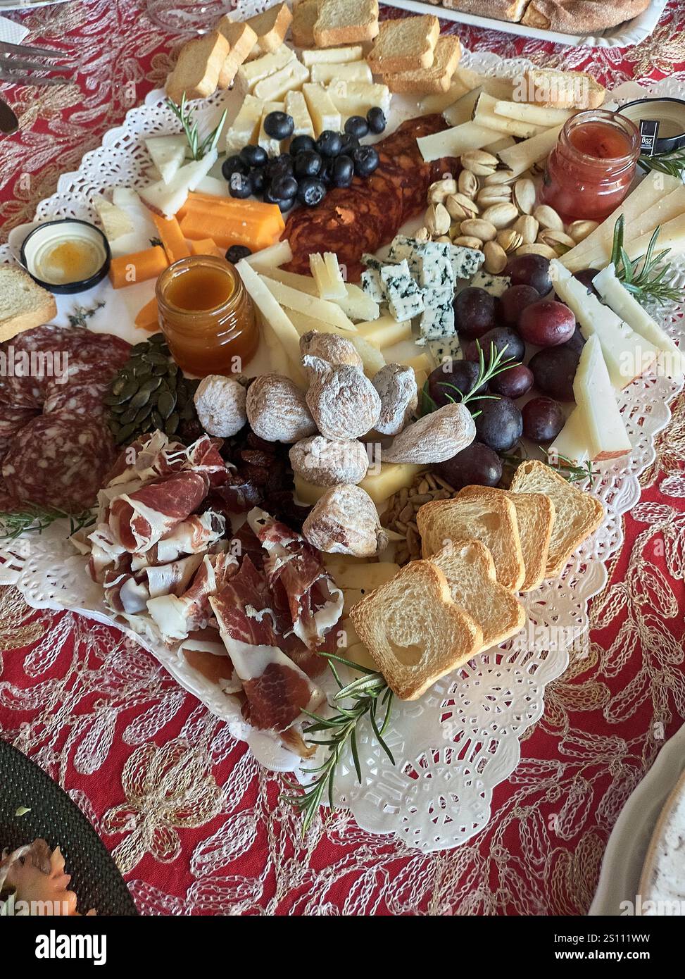 Un piatto delizioso e ben placcato servito come parte di un pasto tradizionale il giorno di Natale. Foto Stock