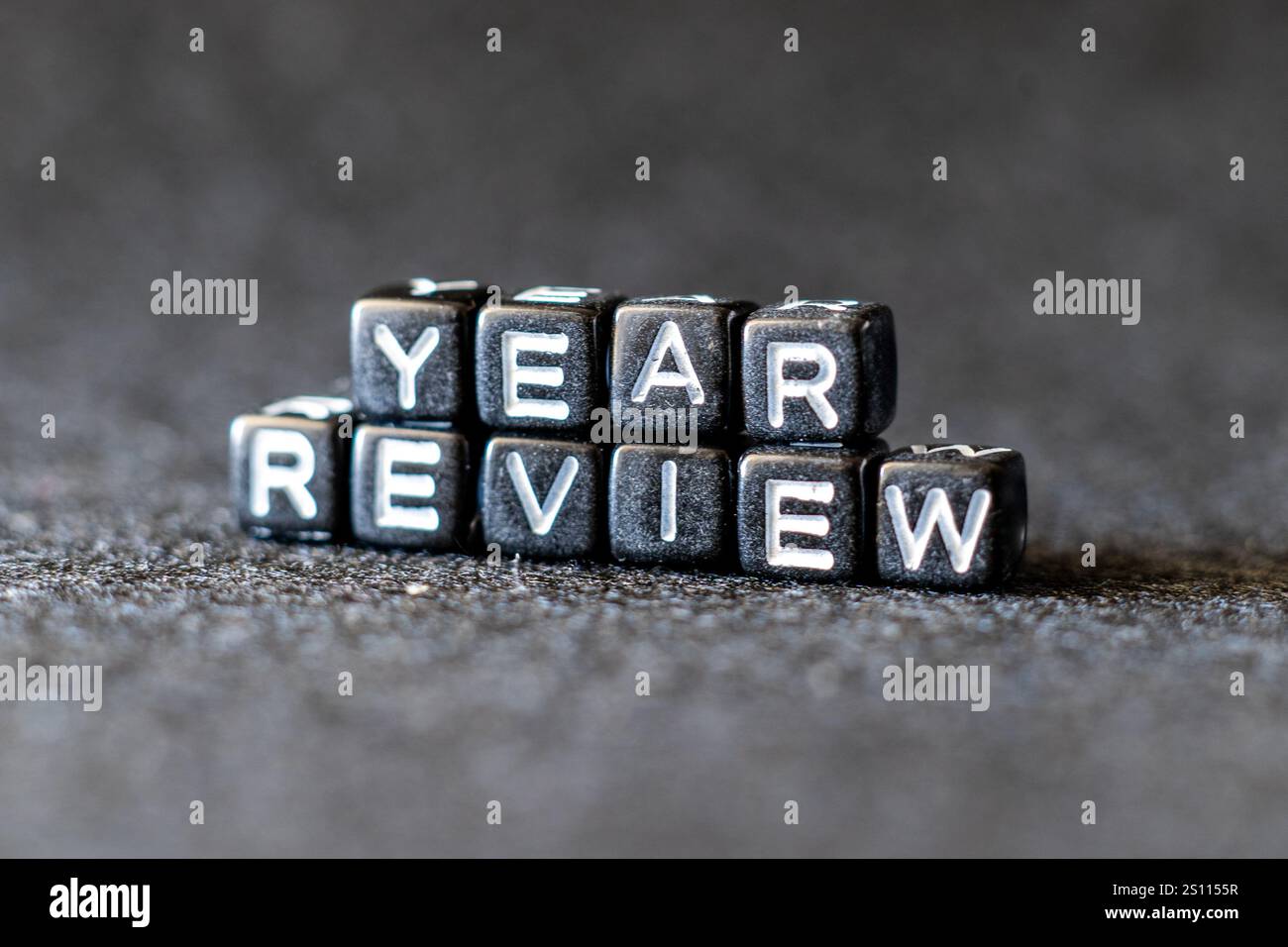 Concetto aziendale di fine anno. Capovolgimento da 2024 a 2025 su blocchi neri. 2024 revisione aziendale e dei clienti per la pianificazione strategica aziendale nel n Foto Stock