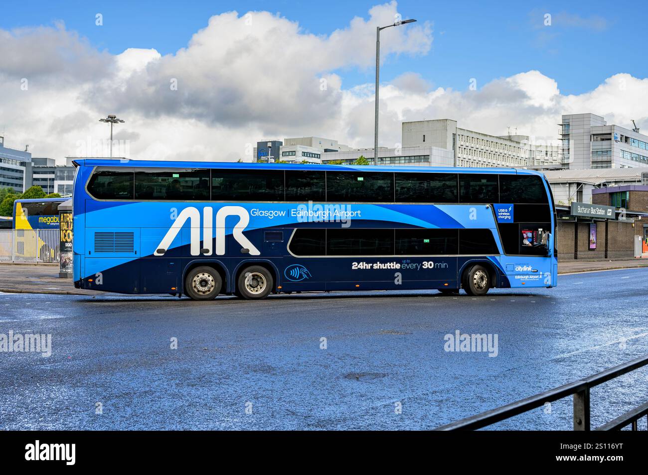 Un autobus navetta da Glasgow all'Aeroporto di Edimburgo con partenza dalla stazione degli autobus di Buchanan, Glasgow, Scozia, Regno Unito, Europa Foto Stock