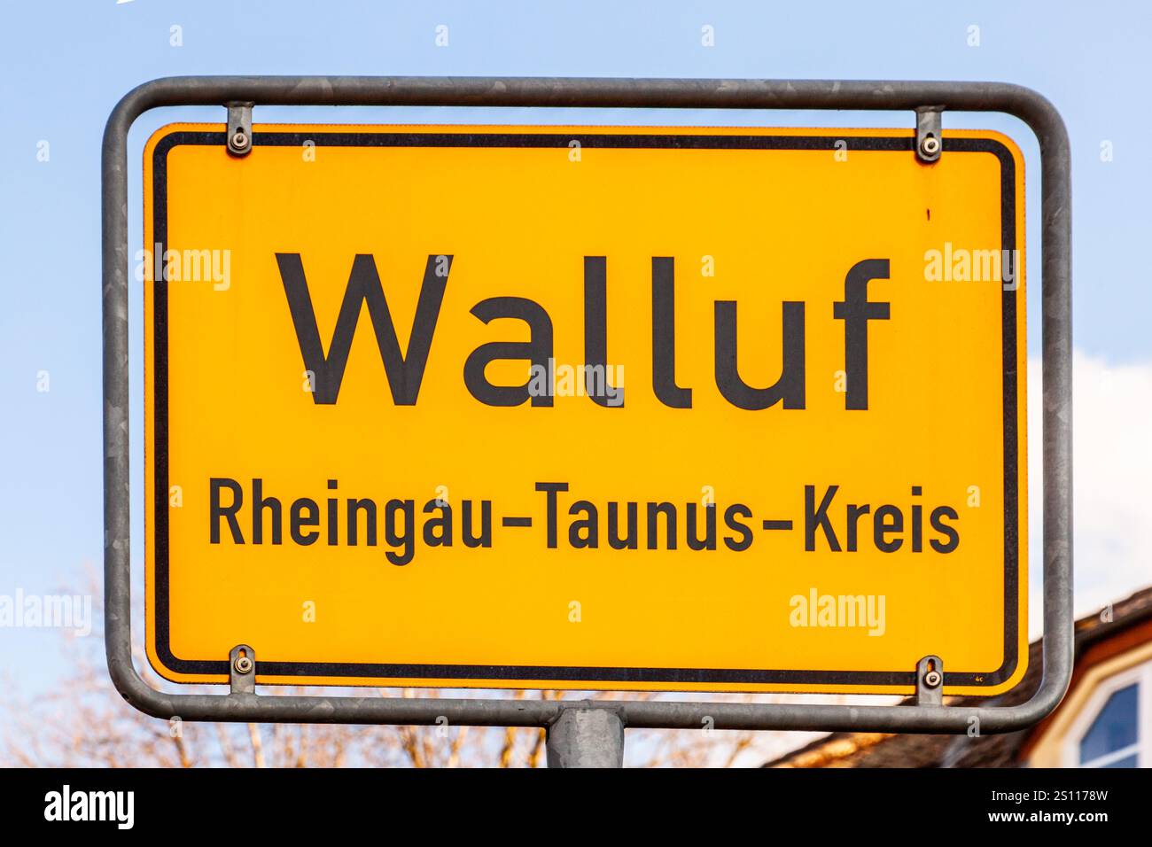 Cartello per limite città Walluf nella contea Rheingau-Taunus - cartello - Germania Foto Stock