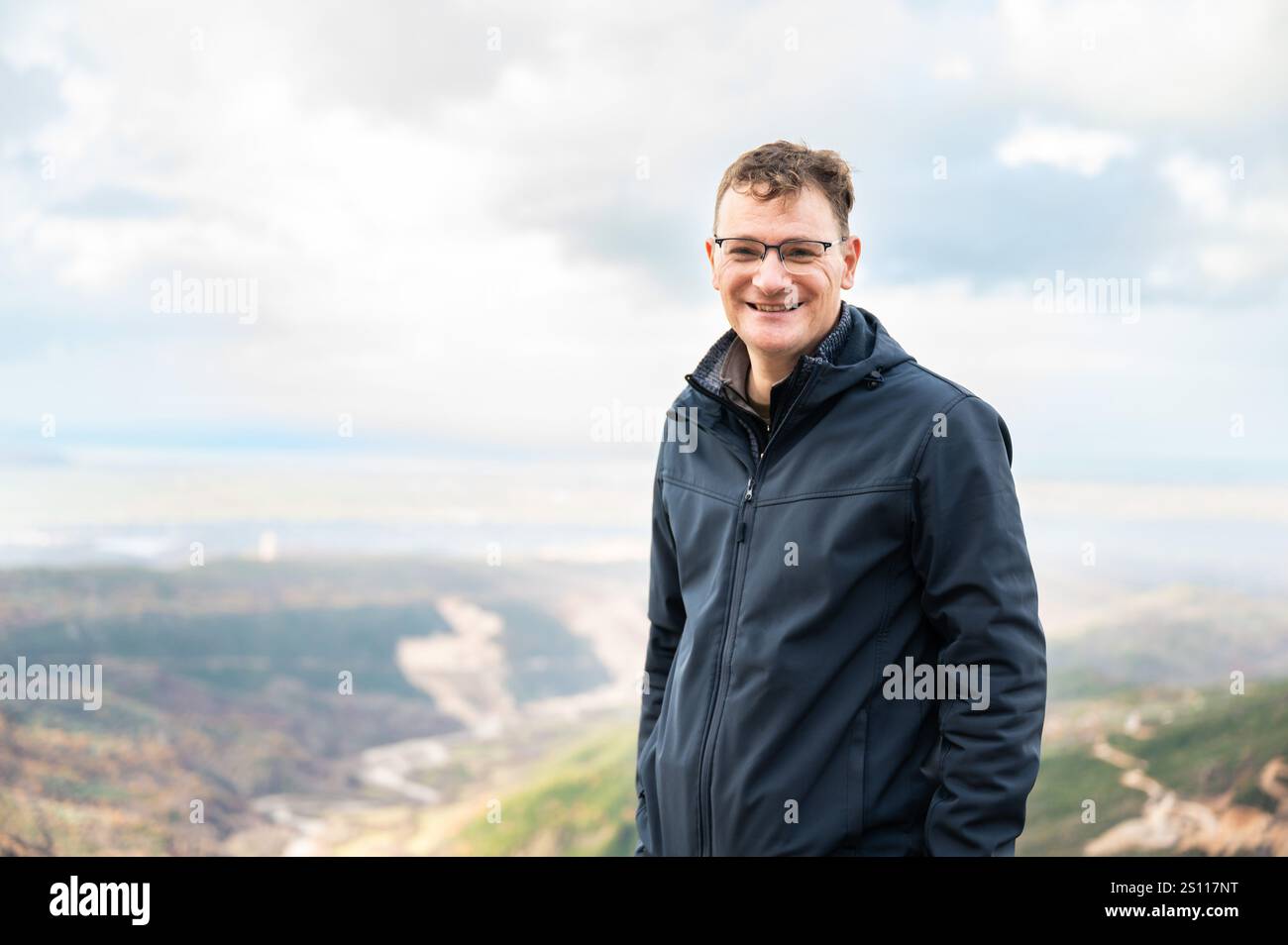 45 anni uomo escursionista in posa sulle montagne di Kruja, Albania. modello rilasciato Foto Stock