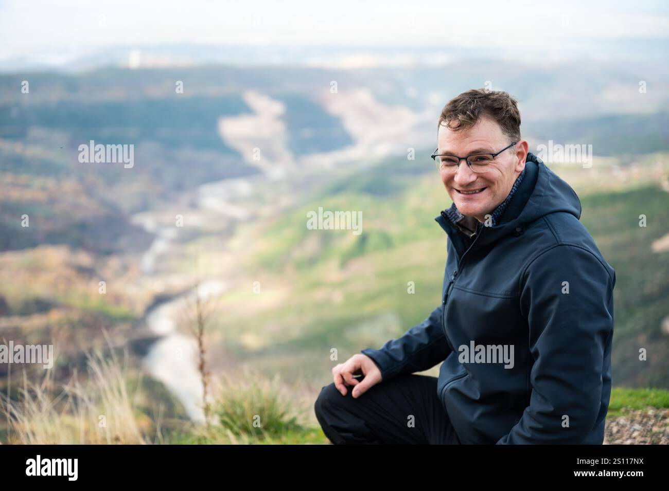 45 anni uomo escursionista in posa sulle montagne di Kruja, Albania. modello rilasciato Foto Stock