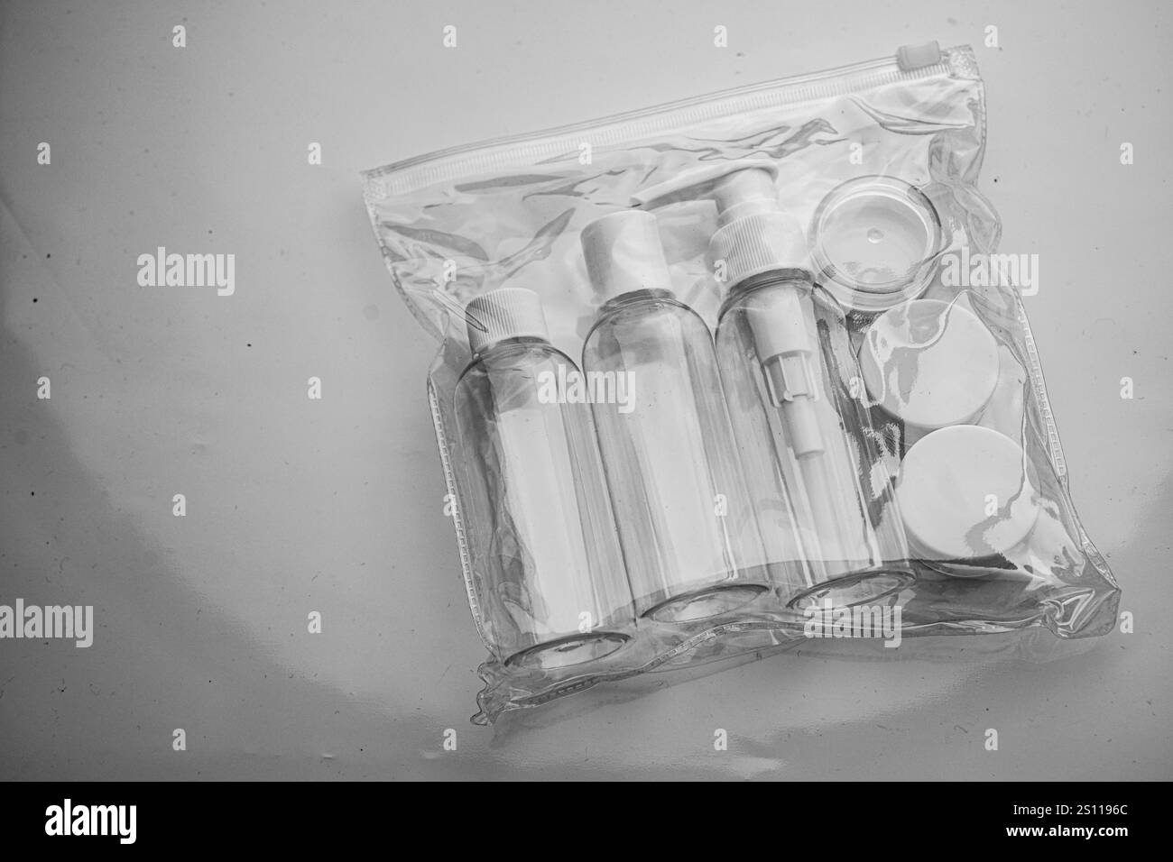 Contenitore di plastica vuoto per bagagli a mano quando si viaggia in aereo Foto Stock