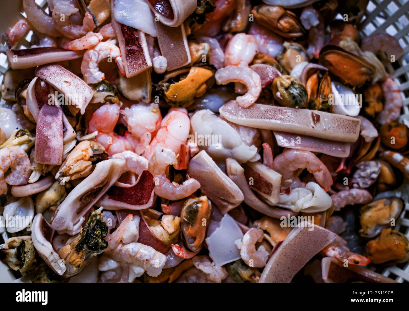 Il pesce mescola cibi surgelati a base di cozze, anelli di calamaro e gamberi Foto Stock