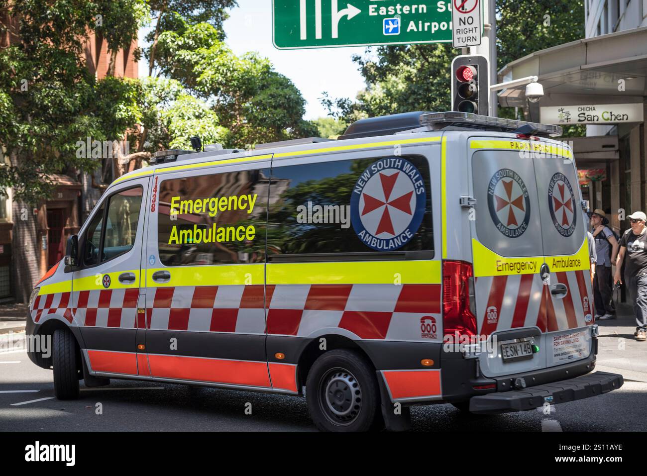 Ambulanza di emergenza, Sussex Street, Central Business District, CBD, Sydney, NSW, Australia Foto Stock