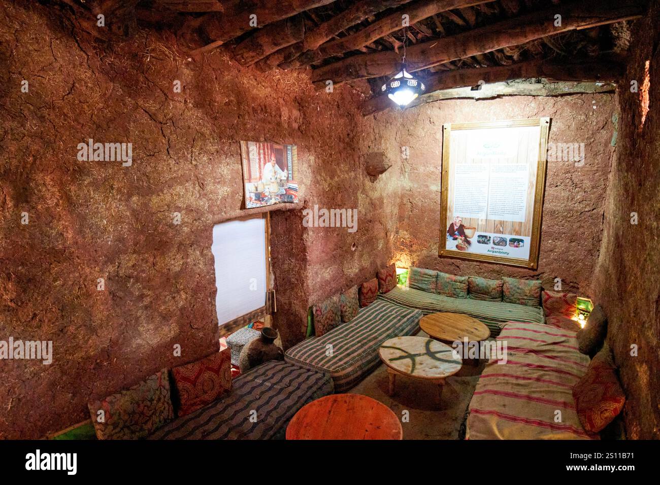 womans argan collective in una tradizionale casa berbera incorniciata in legno e fango nell'azrou marocco Foto Stock