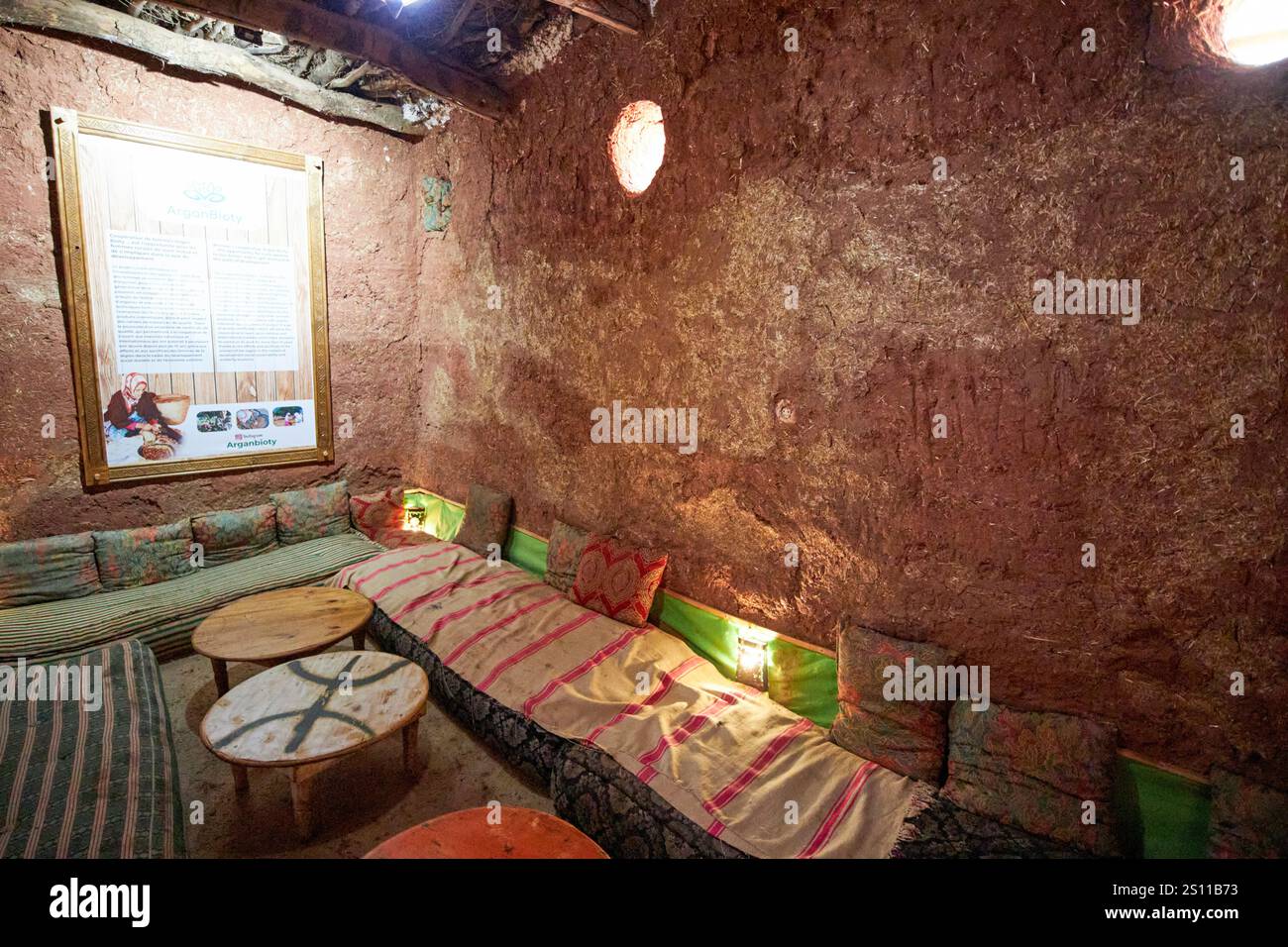 posti a sedere all'interno di una stanza del collettivo femminile argan in una tradizionale casa berbera incorniciata da fango e legno nell'azrou marocco Foto Stock