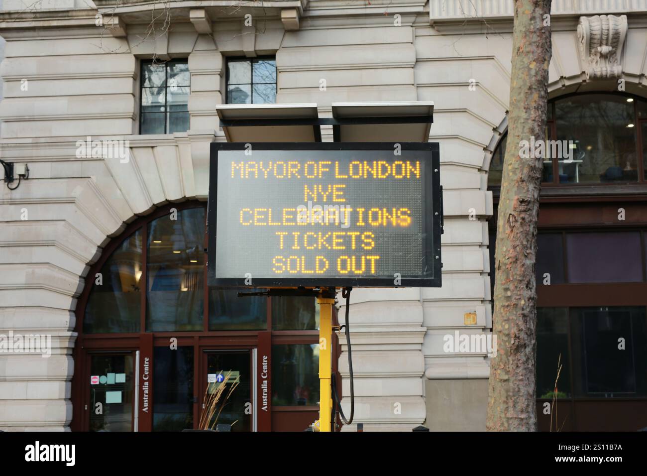 Londra, Regno Unito. 30 dicembre 2024. Un cartello sullo Strand informa la gente che i biglietti per lo spettacolo di fuochi d'artificio di Capodanno, che si svolge sul London Eye, sono esauriti. Molte strade di Westminster saranno bloccate per la vigilia di Capodanno e solo le persone con biglietti potranno accedere alla zona per guardare lo spettacolo. Crediti: Waldemar Sikora / Alamy Live News Foto Stock