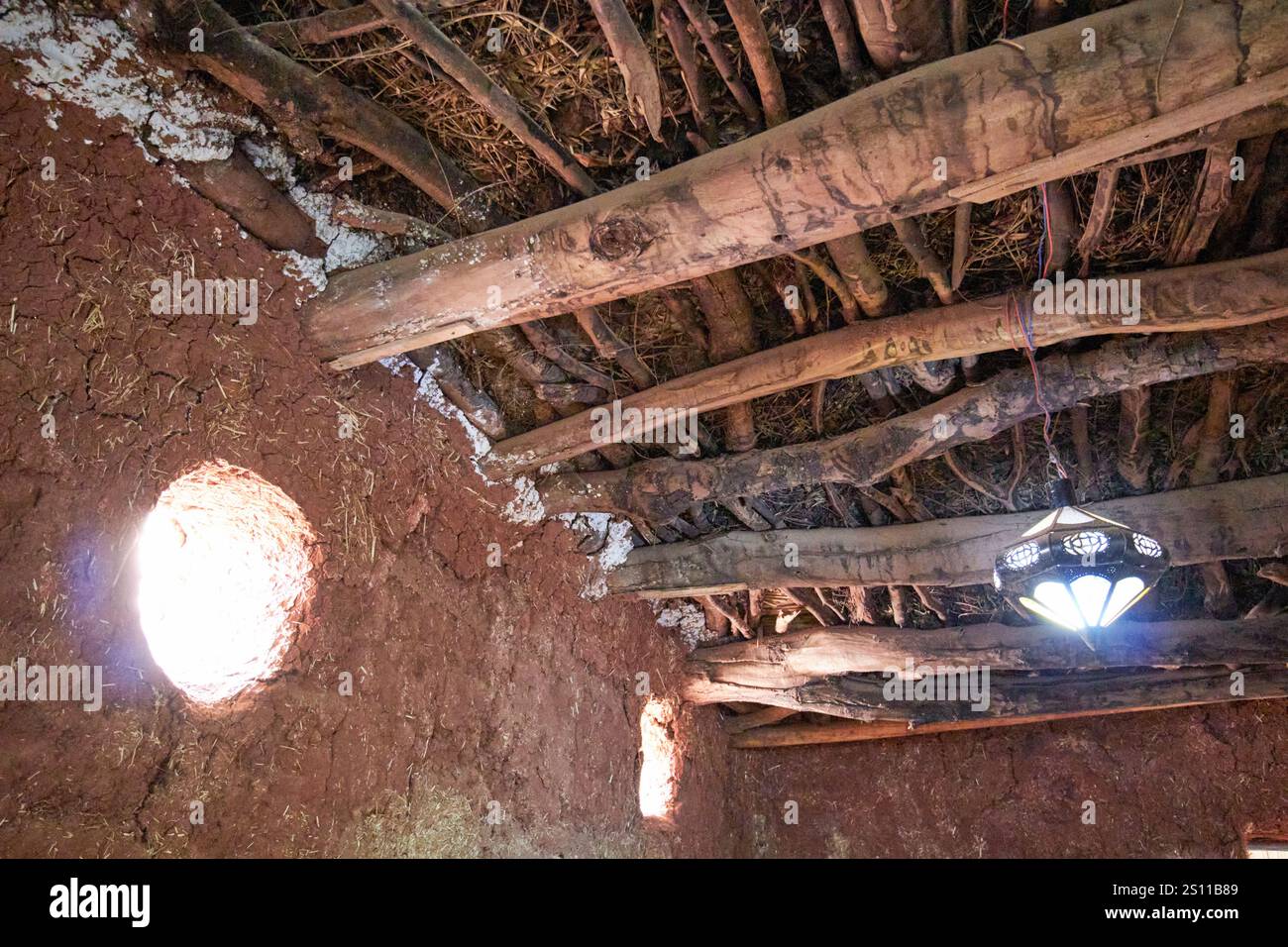 travi in legno di eucalipto e tetto in una tradizionale casa berbera incorniciata da fango e legno nell'azrou marocco Foto Stock