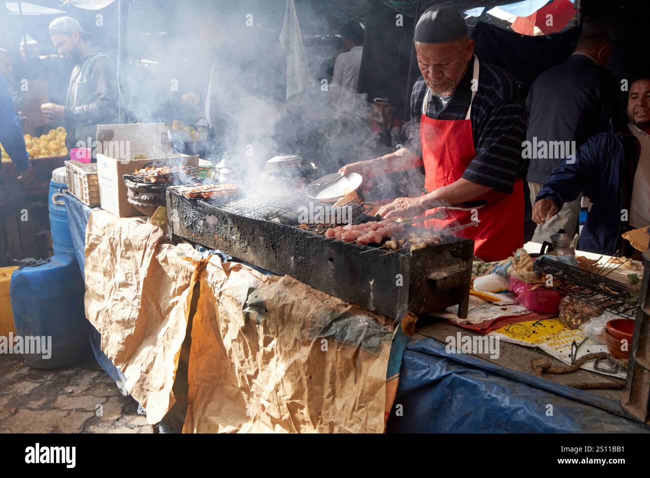 cucinare carni sul fuoco a carbone aperto nel tradizionale mercato berbero giorno amazigh market asni marocco Foto Stock