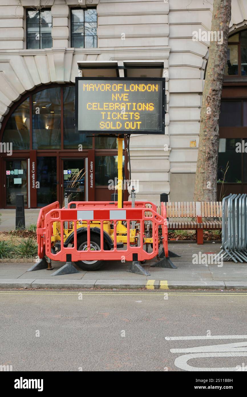 Londra, Regno Unito. 30 dicembre 2024. Un cartello sullo Strand informa la gente che i biglietti per lo spettacolo di fuochi d'artificio di Capodanno, che si svolge sul London Eye, sono esauriti. Molte strade di Westminster saranno bloccate per la vigilia di Capodanno e solo le persone con biglietti potranno accedere alla zona per guardare lo spettacolo. Crediti: Waldemar Sikora / Alamy Live News Foto Stock