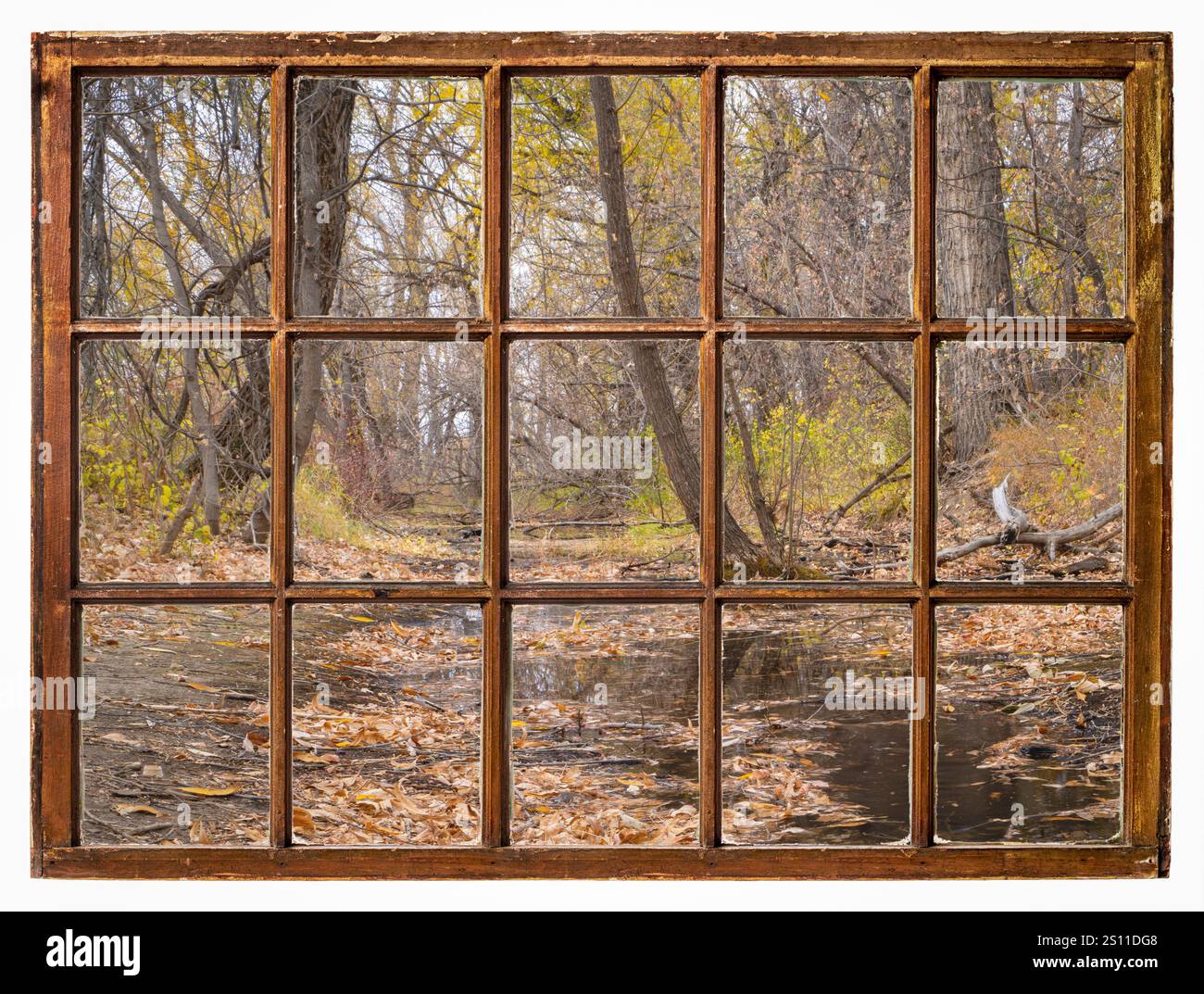 nostalgico paesaggio autunnale lungo un fiume, vista da una finestra d'epoca Foto Stock