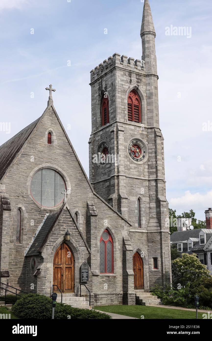 Grande chiesa in pietra nel centro di Amherst, Massachusetts. Amherst è la città che circonda il campus della University of Massachusetts. Grace e piscopale Foto Stock