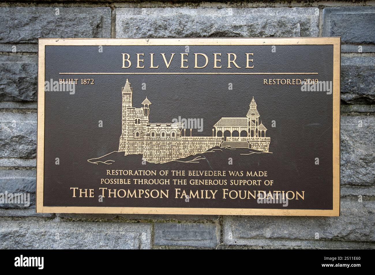 Targa nel castello di Belvedere (costruito nel 1872 e restaurato nel 2019), ora sede di un centro visitatori e di un negozio di articoli da regalo), Central Park, Manhattan, New York City, Stati Uniti Foto Stock
