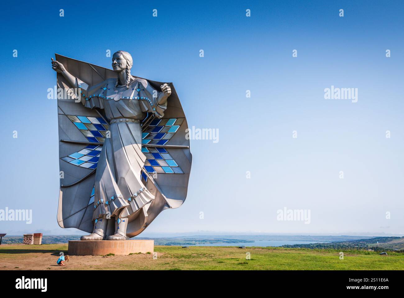 Chamberlain SD USA - 26 agosto 2017: Gigantesca scultura in acciaio inossidabile, Dignity of Earth and Sky, di Dale Claude Lamphere, si affaccia sul fiume Missouri in S. Foto Stock