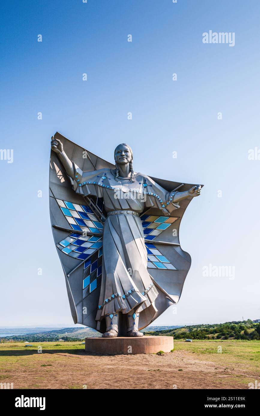Chamberlain SD USA - 26 agosto 2017: Gigantesca scultura in acciaio inossidabile, Dignity of Earth and Sky, di Dale Claude Lamphere, si affaccia sul fiume Missouri in S. Foto Stock