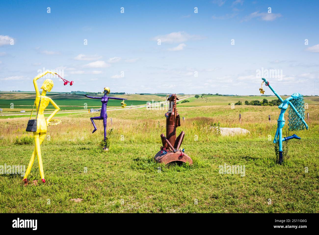 Montrose SD USA - 26 agosto 2017: Ballerini gialli, turchesi e viola sfrecciano sul campo al Porter Sculpture Garden nel South Dakota. Foto Stock