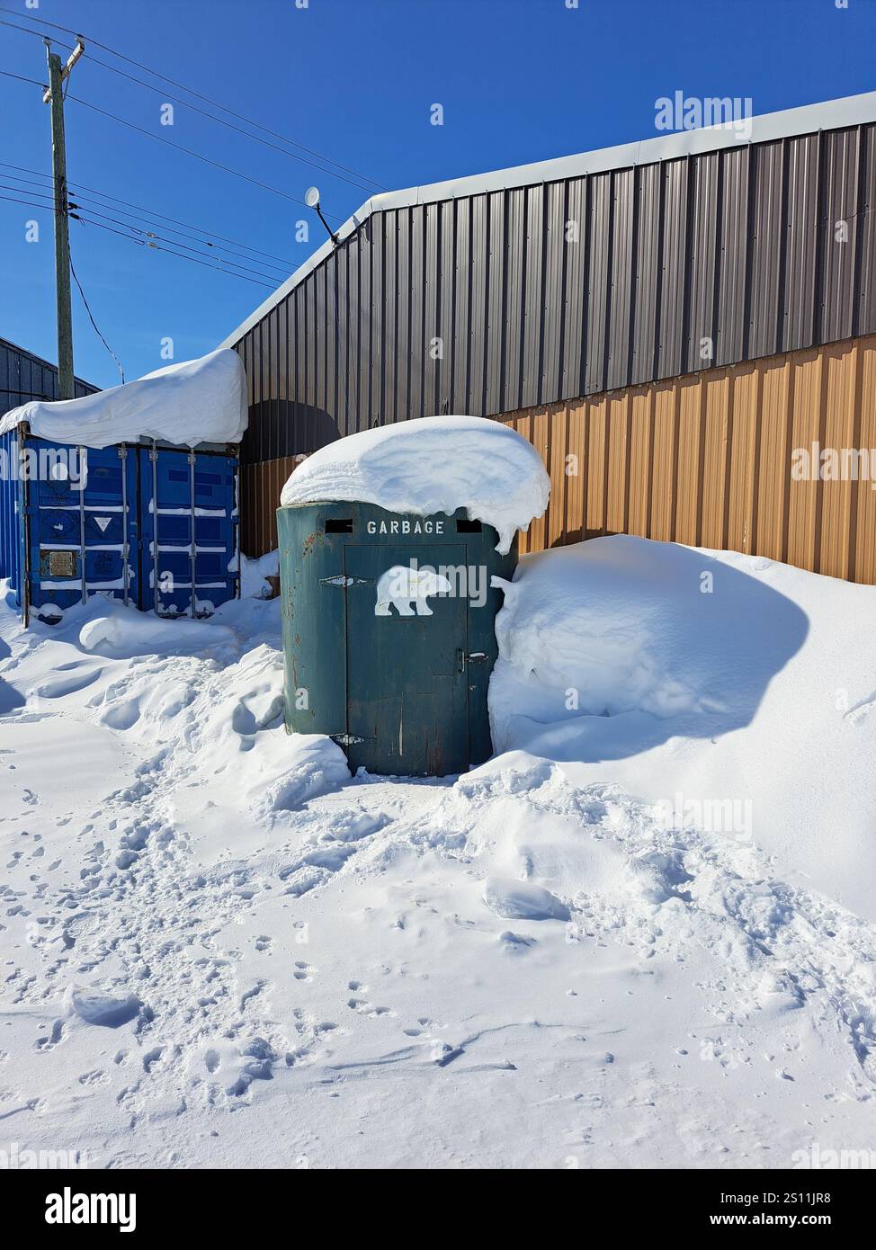 Pattumiera a prova di orso verde nel centro di Churchill, Manitoba, Canada Foto Stock