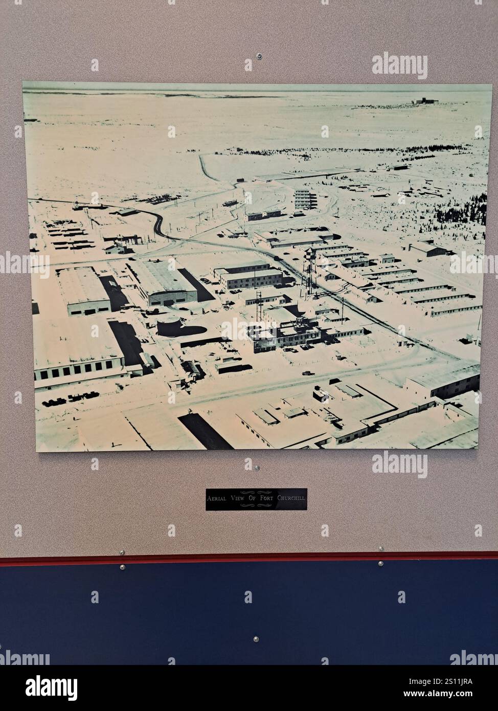 Cartello informativo sulla storia della base aerea statunitense di Fort Churchill all'interno dell'aeroporto di Churchill, Manitoba, Canada Foto Stock