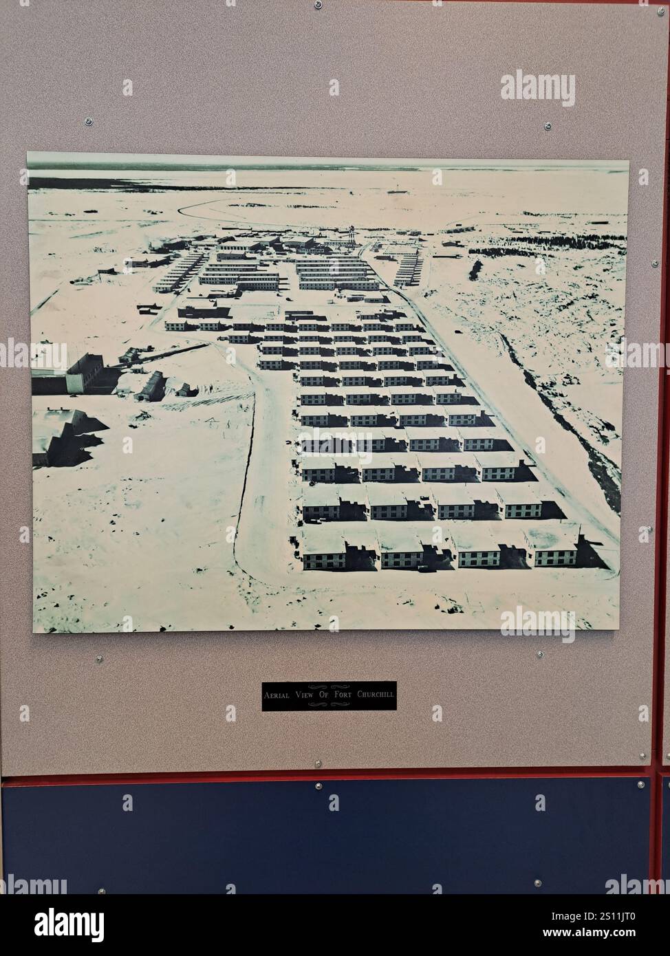 Cartello informativo sulla storia della base aerea statunitense di Fort Churchill all'interno dell'aeroporto di Churchill, Manitoba, Canada Foto Stock