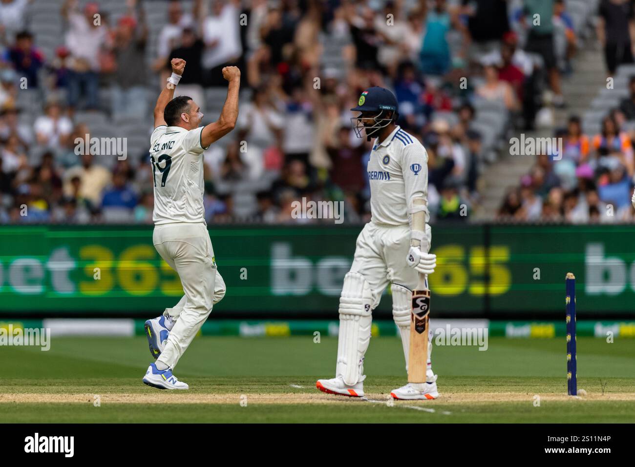 Melbourne, Australia, 30 dicembre 2024. Scott Boland dell'Australia celebra dopo aver preso un wicket durante il quinto giorno del test match NRMA Insurance Boxing Day del trofeo Border Gavaskar tra Australia e India al Melbourne Cricket Ground il 30 dicembre 2024 a Melbourne, Australia. Crediti: Santanu Banik/Speed Media/Alamy Live News Foto Stock