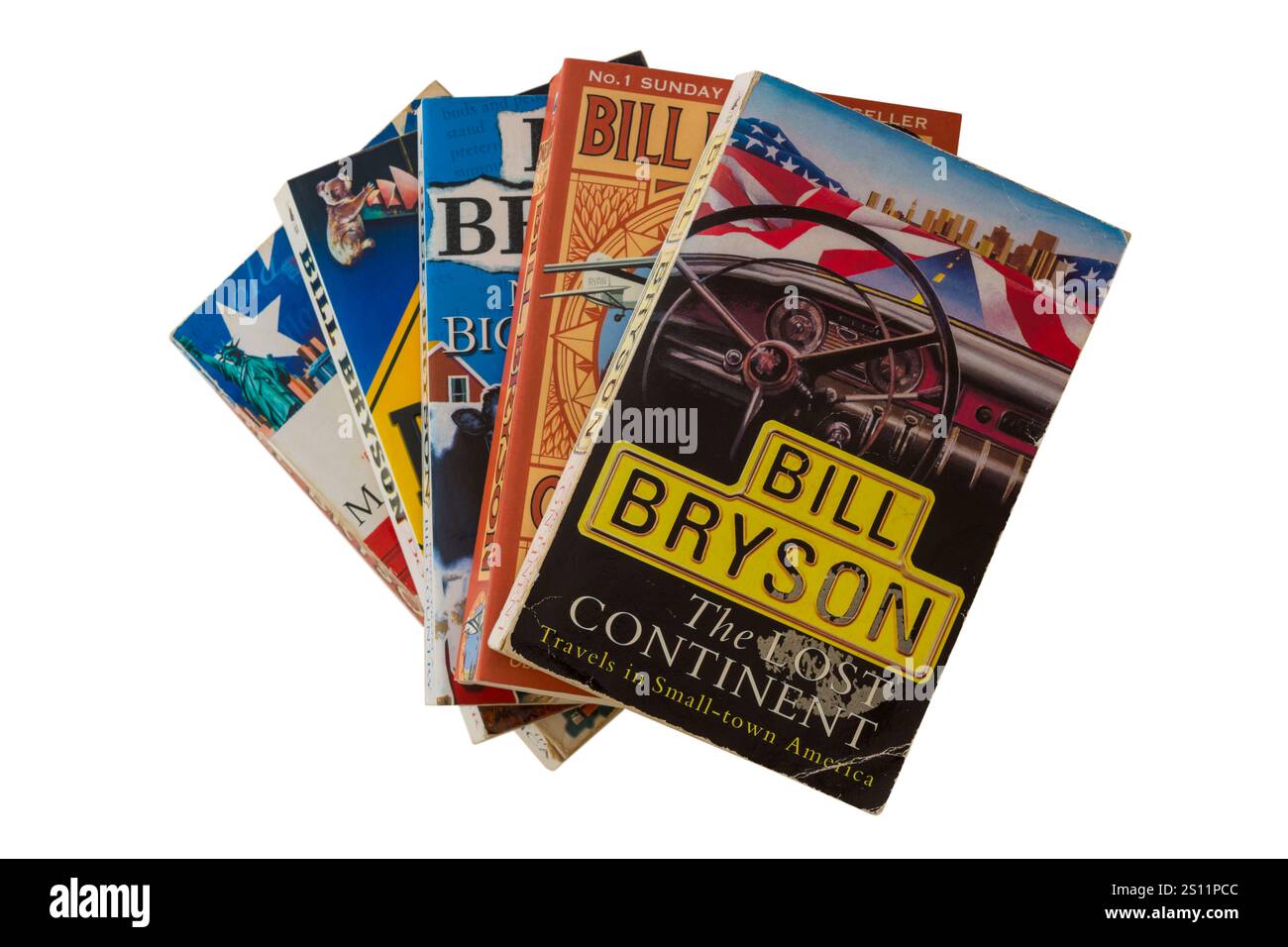 Selezione di libri ben letti di Bill Bryson con orecchie di cane, con il libro del continente perduto in cima isolato su sfondo bianco - viaggi in Small-Town America Foto Stock