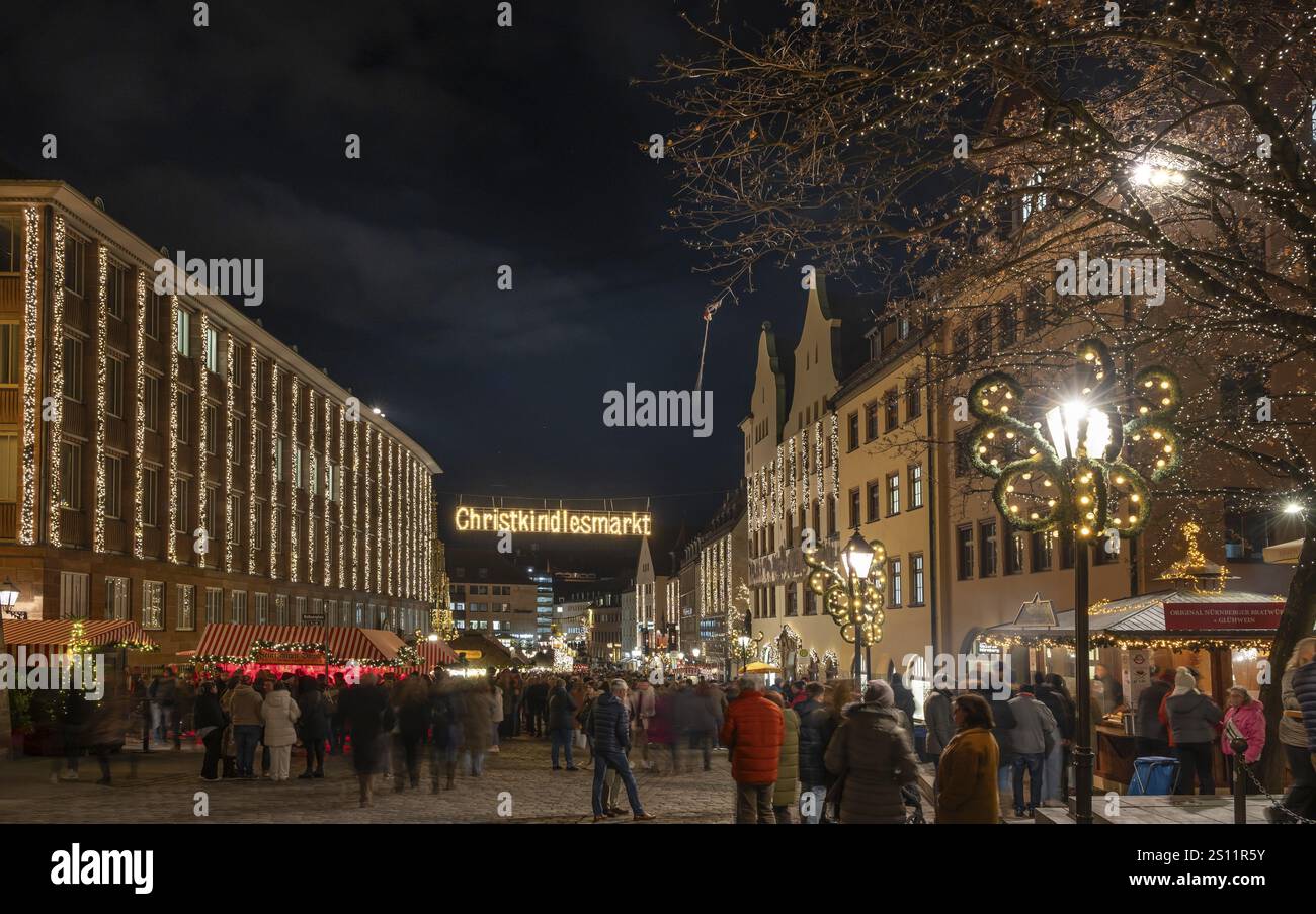 Illuminazione natalizia all'ingresso del Christkindlesmarkt, Norimberga, Franconia media, Baviera, Germania, Europa Foto Stock