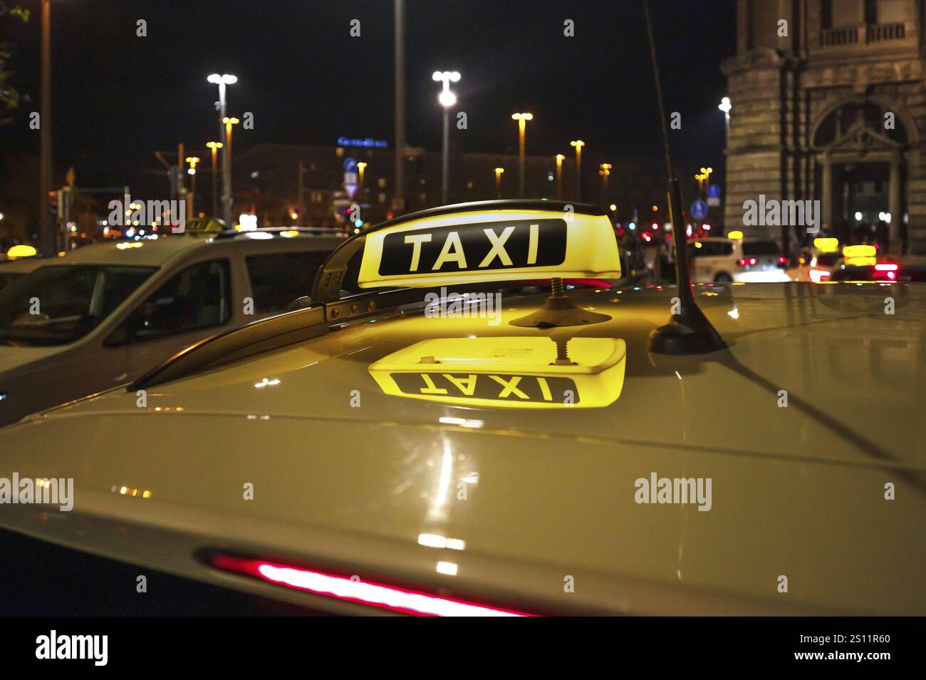 Cartello taxi sulla stazione ferroviaria di Norimberga, Franconia media, Baviera, Germania, Europa Foto Stock