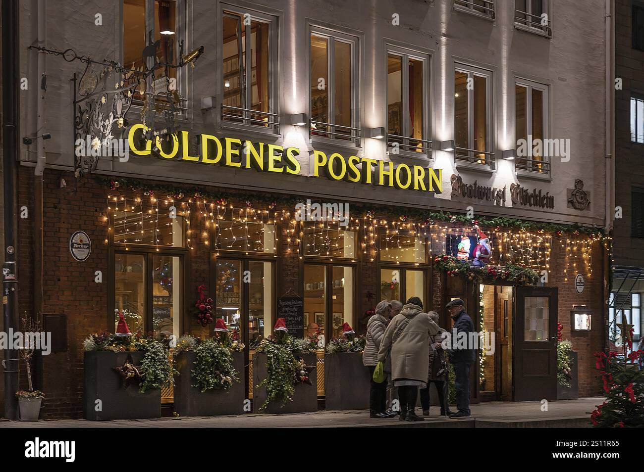 Illuminazione natalizia al Golden Posthorn, la più antica taverna di vini della Germania, Gloeckleinsgasse 2, Norimberga, Franconia media, Baviera, Germania, Europa Foto Stock