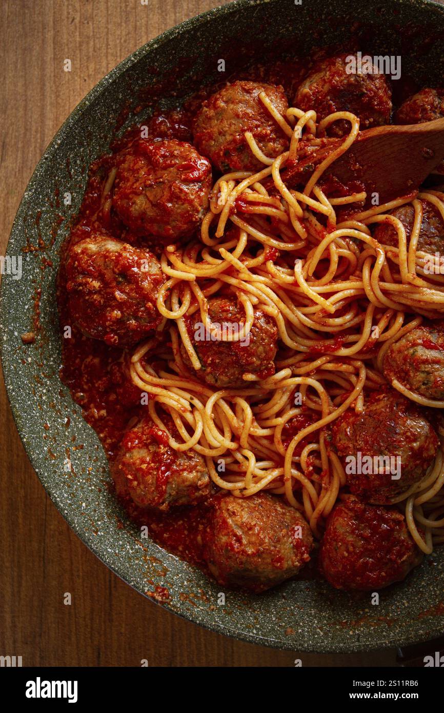 Spaghetti con polpette, in salsa di pomodoro, cottura in padella, niente persone, fatti in casa Foto Stock