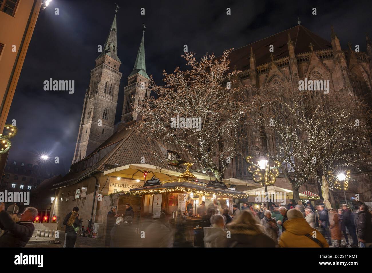 Illuminazione natalizia presso Bratwursthaeusle vicino a San Sebaldo, Chiesa di San Sebaldo sullo sfondo, Norimberga, Franconia media, Baviera, Germania, Europa Foto Stock
