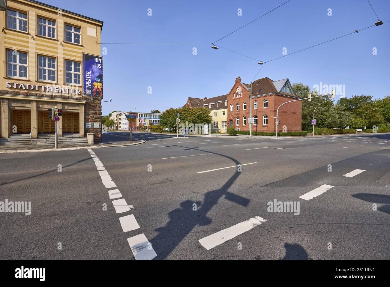 Teatro cittadino Landesbuehne Niedersachen Nord, cielo blu senza nuvole, intersezione Peterstrasse con Virchowstrasse, Wilhelmshaven, città indipendente, basso Foto Stock