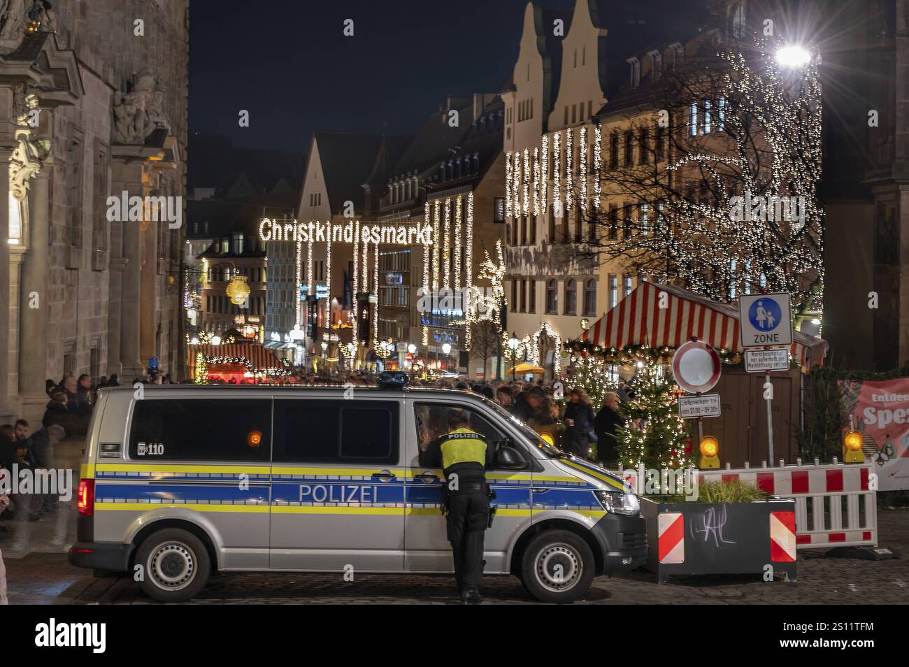 Polizia che assicura il Christkindlesmarkt, a sinistra il vecchio palazzo del municipio, il mercato principale, Norimberga, la Franconia media, la Baviera, Germania, Europa Foto Stock
