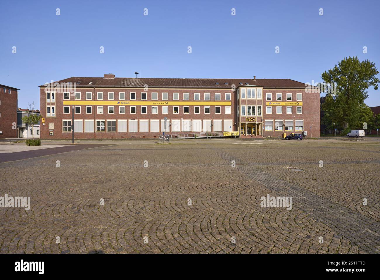 Ex ufficio postale, cielo azzurro senza nuvole, albero, piazza del municipio, Wilhelmshaven, città indipendente, bassa Sassonia, Germania, Europa Foto Stock