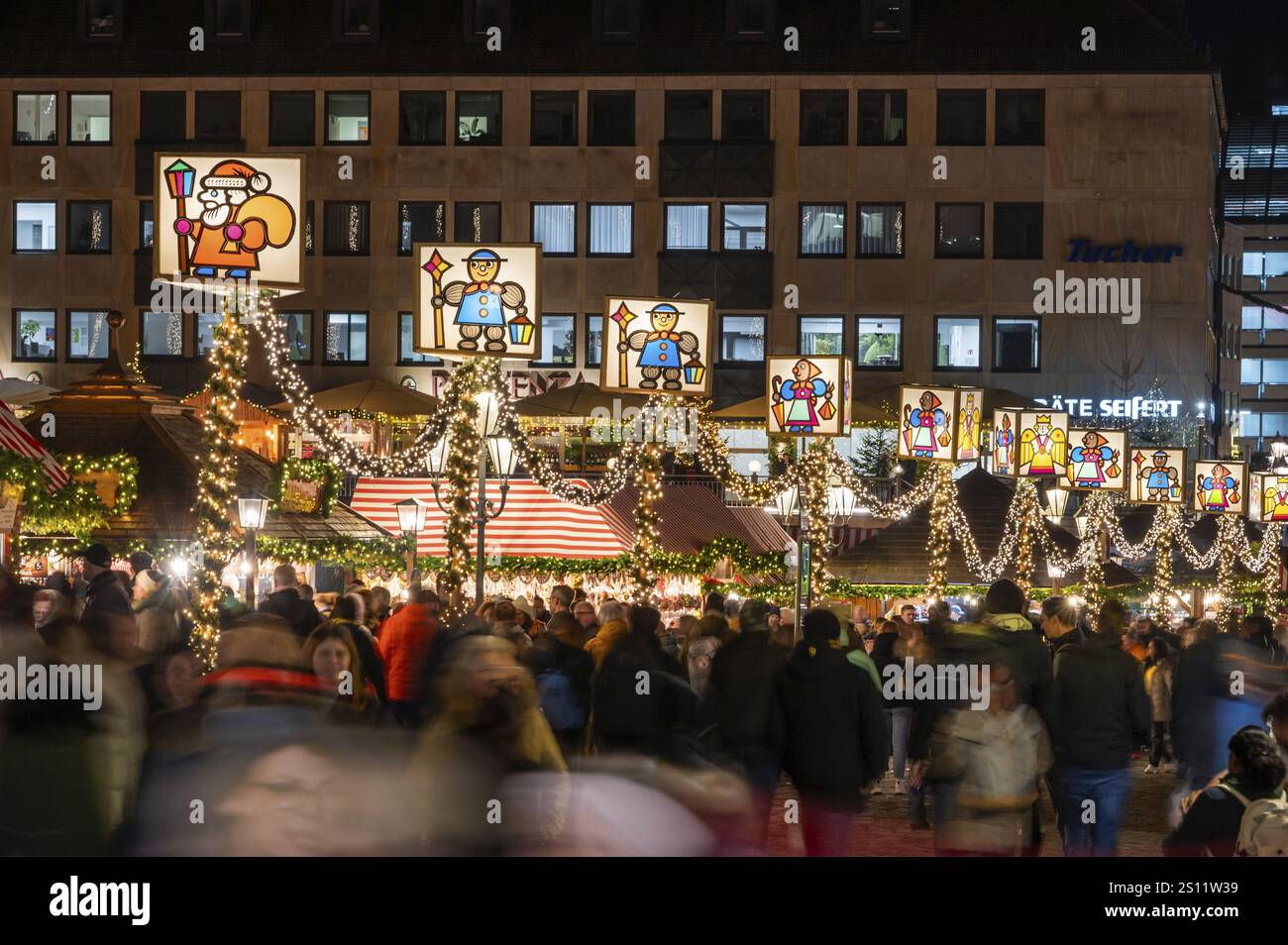 Christkindlesmarkt con le luci di Natale la sera, Hauptmarkt, Norimberga, Franconia media, Baviera, Germania, Europa Foto Stock
